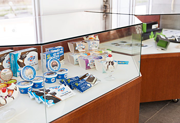 浦添を代表する企業や商品の展示